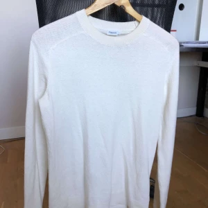 Filippa K tröja strl S  - Bra skick 8/10 använd en del men inga fläckar eller hål så sitter vanligt i storleken! Väldigt plain men passar bra till sommaren!