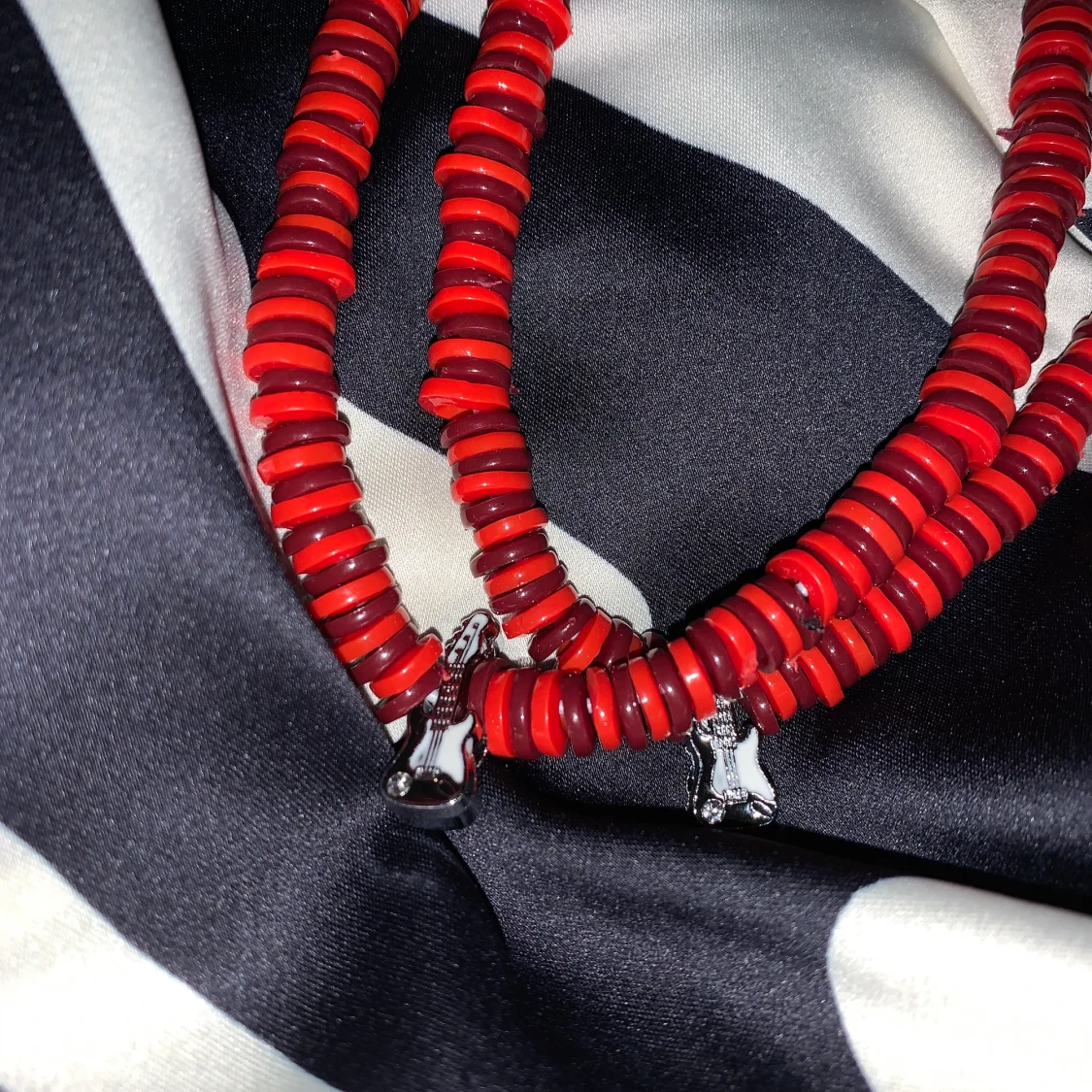 Smycke gå in på ig för att köpa har massa fler smycken där skulle betyda jättemycket