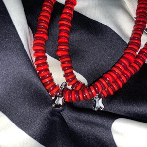 Smycke gå in på ig för att köpa har massa fler smycken där skulle betyda jättemycket  - Röd och vinrött halsband med en gitarr 