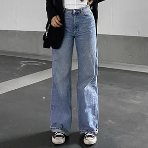 Yoko mid blue jeans - Säljer dessa populära jeans från monki, då de är för stora för mig! På mig som är 1,68 går de ända ner i marken och lite till.