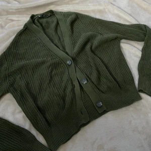 Stickad kofta - Sjukt söt stickad kofta som tyvärr är lite för liten för mig😭 Storlek XS🌼 