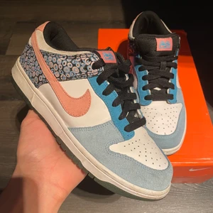 Nike SB Dunk White coral - Tja! Dessa Nike SB Dunks till salu. Väldigt bra skick, inga märkvärdiga detaljer. Ej originalbox. Funkar även en size nedåt! Har du några frågor är det bara att skicka ett meddelande! ✌🏻 Se gärna mina andra annonser! Flertalet dunks