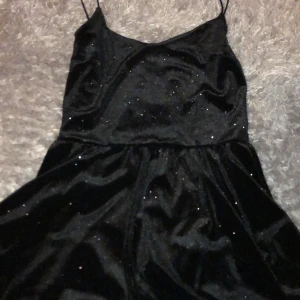 Playsuit - Mycket fin och glittrig playsuit som endast använts en julafton. Hålen till benen har mycket tyg vilket ger den en ”kjol” och sitter jätte fint. Tunna axelband som ger en fin liten detalj. Nypris 299kr