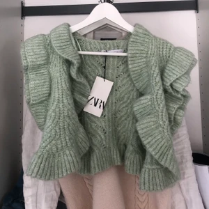 Stickad kofta - Superfin stickad kofta från zara. Aldrig använd och prislapp kvar! Nuvarande bud 360kr, avslutas onsdagskväll