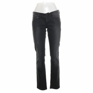 Lågmidjade jeans mango - Säljer dessa lågmidjade jeans från mango. Köpte de från Sellpy men de var tyvärr lite för små på mig❤️ är i storlek 40 men är ganska liten i storleken så skulle säga att de passar en xs/s beroende på hur man vill att de ska sitta❤️