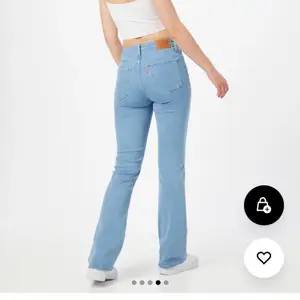 Snygga Levis jeans i storlek 26. Har sjäv klippt upp en slits på insidan som belv jätte bra. Är i mycket fint skick, nypris 1125 kr. Köpare står för frakt 