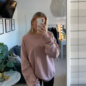 Supermysig längre sweater i gammelrosa som antingen går att använde som längre eller stoppa in. Denna är så snygg till cykelbyxor i sommar🥺