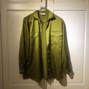 Sidenskjorta  - Sidenskjorta i grönt tyg med vita små prickar. Passar både S och M. 