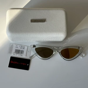 Le Specs x Adam Selman solglasögon  - Säljer ett har solglasögon ifrån märket Le Specs kollektion med Adam Selman. Solglasögonen är i nyskick då de är mycket sparsamt använda. Orginalkartong och äkthetsbevis medföljer❤️