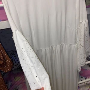 Klänning  - Vit klänning som jag har haft på mig bara en gång för studenten 