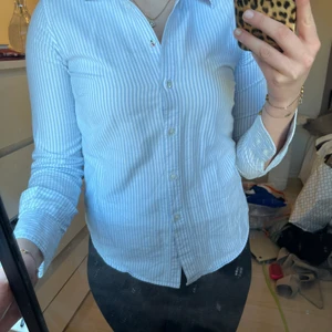 Blå vit randig blus - Jättefin blivit randig blus, super söt dock lite för liten för mig tyvärr