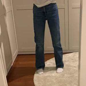 Weekday Rowe High Waist - Säljer för att de är för små, jätte bekväma high waist whitewashed jeans💕Helt i nyskick, är ca 170 lång💕Nypris 500💕Säljer samma i svart