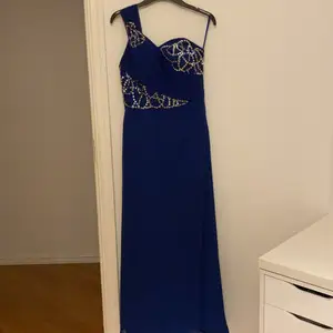 En jättefin mörk blå klänning med paljetter. Kontakta vid fler bilder. Köparen står för frakt.