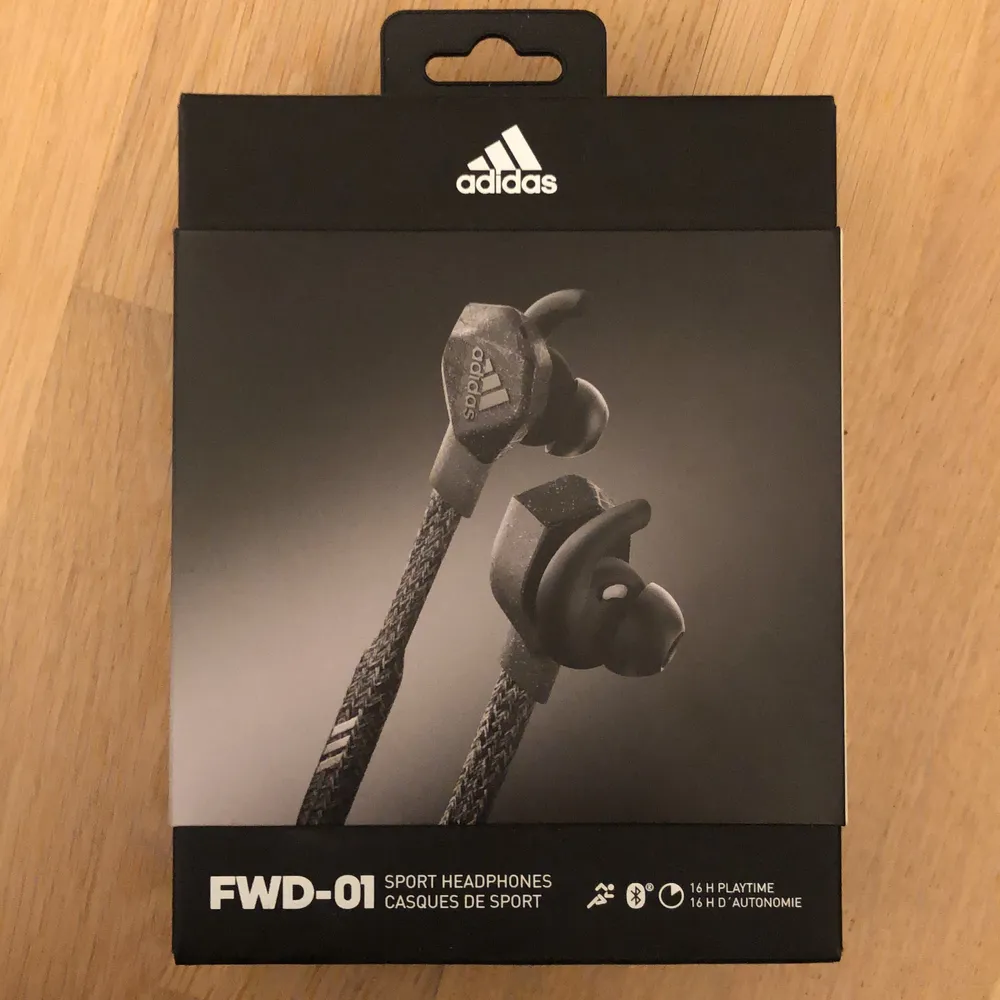 Adidas hörlurar FWD-01 sport headphones. Oöppnad, 1599kr på adidas hemsida, pris kan diskuteras! . Övrigt.