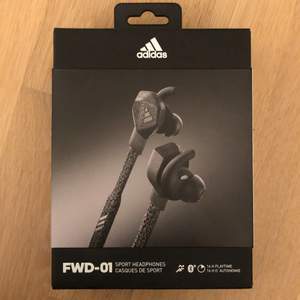 Adidas hörlurar FWD-01 sport headphones. Oöppnad, 1599kr på adidas hemsida, pris kan diskuteras! 