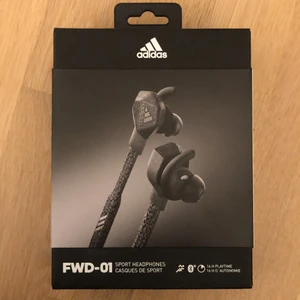 Adidas hörlurar  - Adidas hörlurar FWD-01 sport headphones. Oöppnad, 1599kr på adidas hemsida, pris kan diskuteras! 