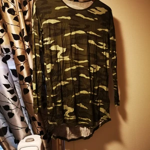 Militär topp - Militär färgad tröja. Oanvänd med prislapp kvar. Katt finns i hemmet. 