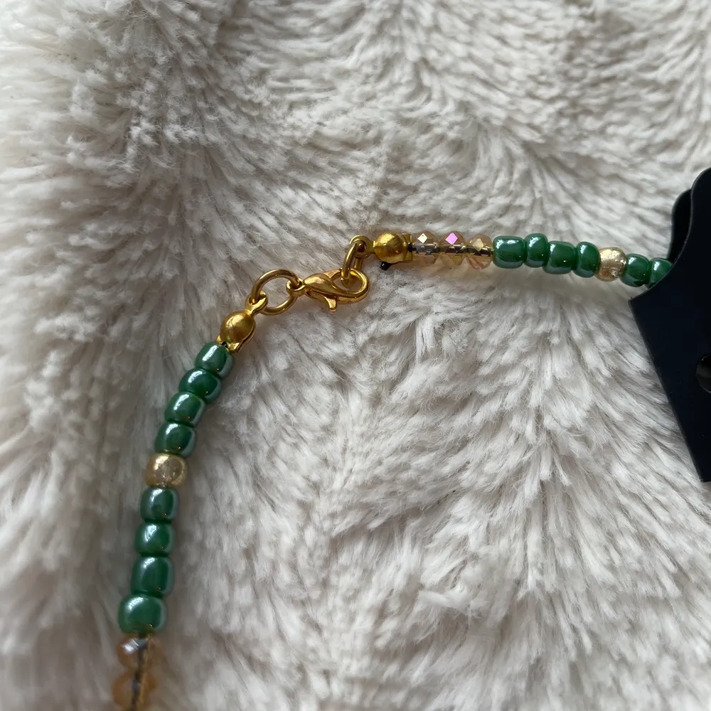 Såå fint halsband med guldiga detaljer! Detta är inte justerbart utan har endast ett låst läge, se bild 3. 💗 35kr inkl frakt!💗❤️. Accessoarer.