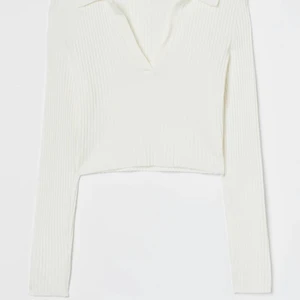 Vit ribbad topp med krage - Jättefin vit topp. Helt oanvänd, endast provad en gång. Köparen står för frakt