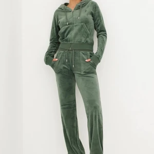 Juicy sett  - Säljer mitt juicy sett dark Moss,aldrig använt prislapp finns kvar , köpte från Nelly men det är slutsålt överallt nu storlek xxs men passar även xs och s 