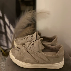 Sneakers  - Säljer dessa fina sneakers som är köpta på Nelly för 2 år sedan och går ej att köpa idag. 🤍 Dom är lite slitna och smutsiga, (om någon är intresserad tvättar jag såklart skorna innan).                      Strlk 39