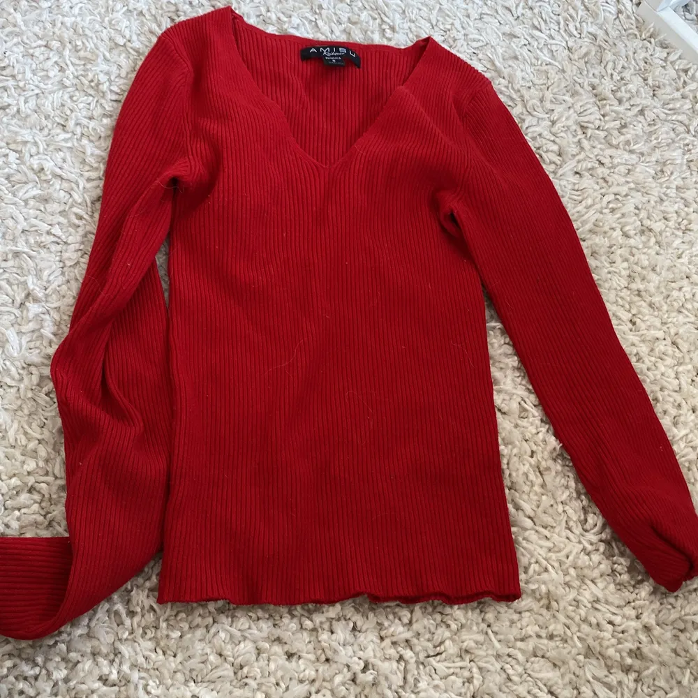 Hejjjj😙säljer denna fina röda tröja, älskar den verkligen men ja själv tycker inte att ja passar i rött haha köpte för 129 o säljer för ett billigare pris!🤭‼️INTE SÅ MYCKET V-RINGAD‼️. Blusar.