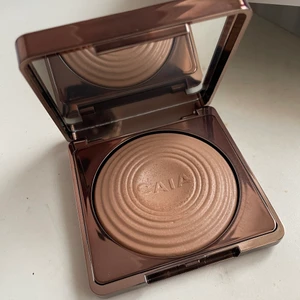 Caia bronzer - En bronzer i färgen La digue från Caia!! ANVÄND EN GÅNG med en helt ny ren borste. 😍❤️