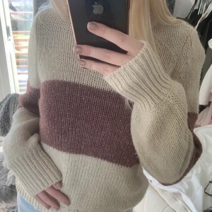 Stickad tröja - Stickad tröja i beige och vinröd/brun färg