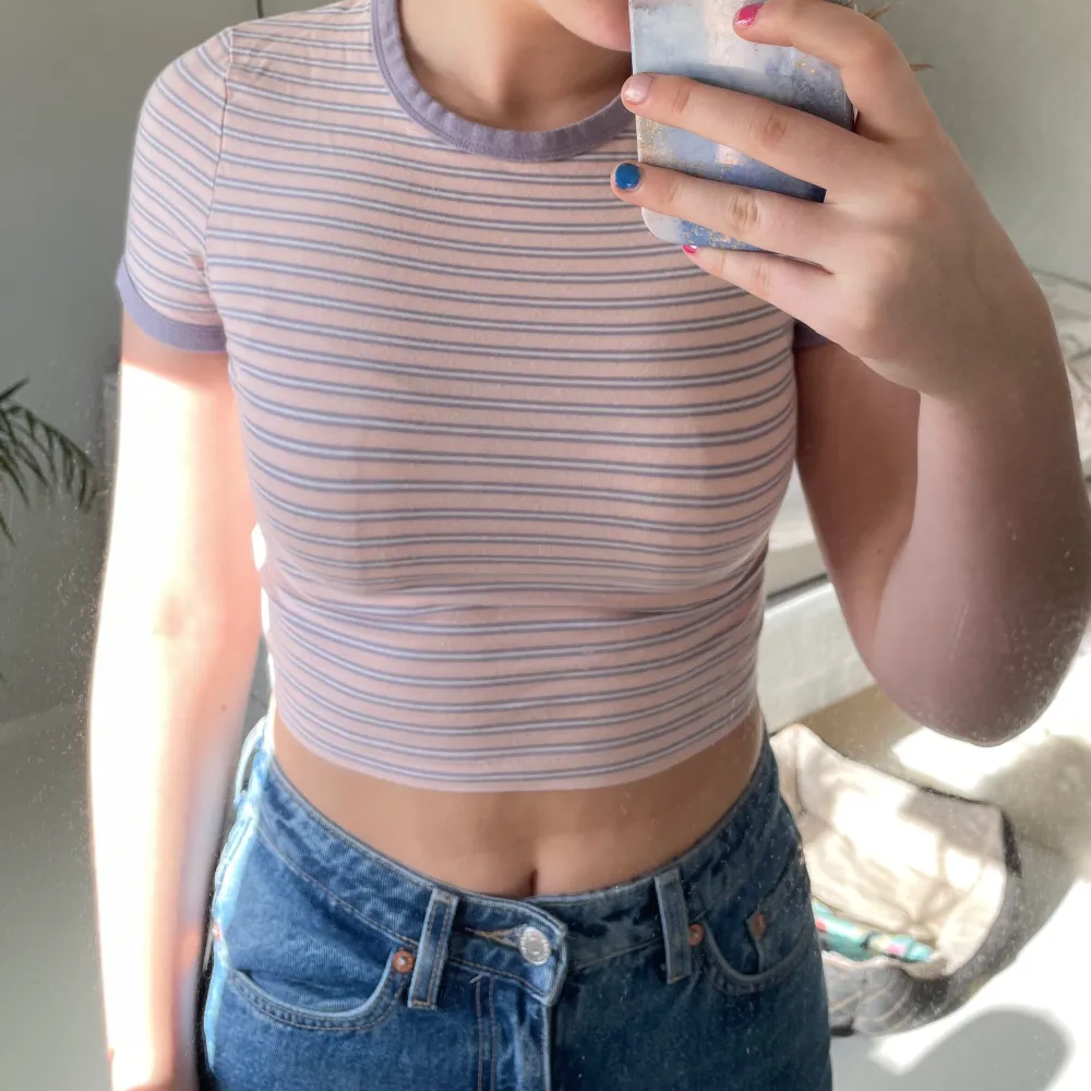 Crop top från weekday som är sååå fin! Säljes pga av gadrobsränsning! 🥲 Köptes för mindre än ett år sedan för 150kr ❤️ Frakt ingår inte i priset!❤️. Toppar.