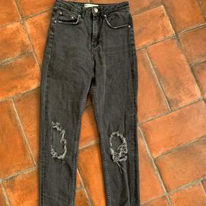 Gråa jeans från Ginatricot med slitning på knäna. Finns inte längre i butik. Använda två gånger men superfint skick ändå:)