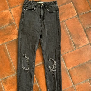 Jeans från Ginatricot  - Gråa jeans från Ginatricot med slitning på knäna. Finns inte längre i butik. Använda två gånger men superfint skick ändå:)