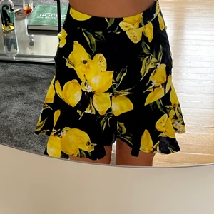 Kjol med citroner  - Mörkblå kjol med citroner 🍋💙SISTA KÖPDAGEN ÄR FREDAG FÖRMIDDAG ❌