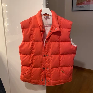 Rosa väst - Den perfekta västen till våren! Köpt second hand, men den är i nyskick. Passar en S-M, även XS om man vill ha lite mer oversized. Kan skicka fler bilder med västen på! Köparen står för frakten 🥰