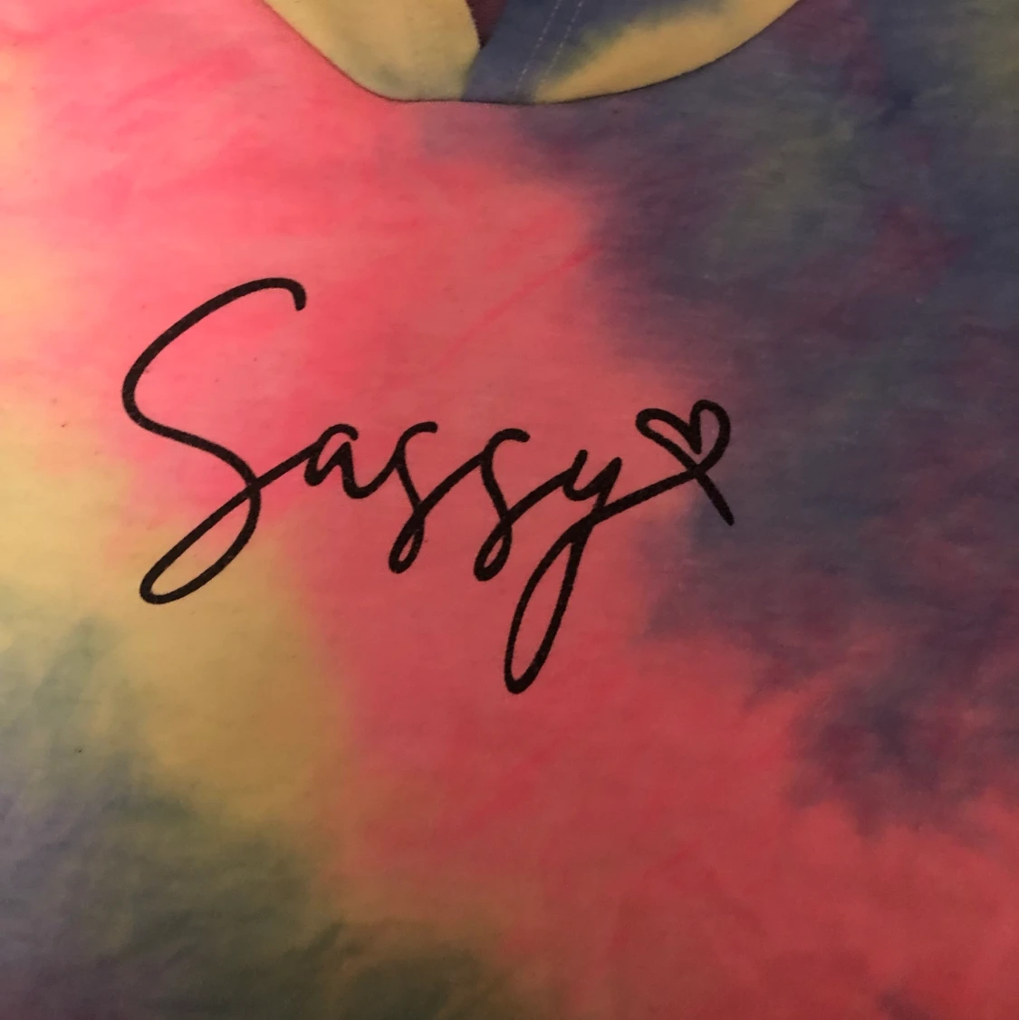 Regnbågsfärgad barntröja i storlek 150 - 91