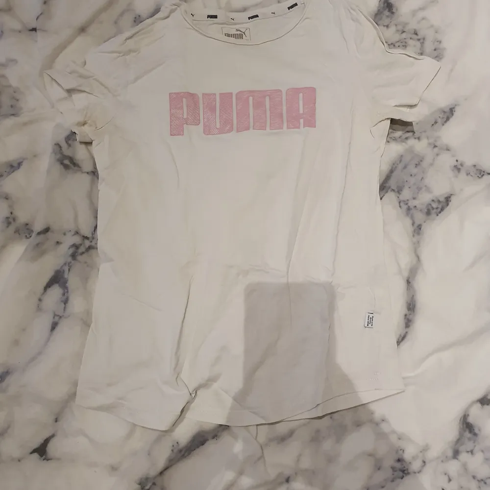 Fin t-shirt från puma, storlek xs. 20 kr + frakt. Skriv för fler bilder. T-shirts.