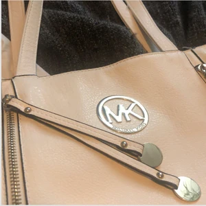 Micheal kors väska - En fin vit ganska stor micheal kors väska i jätte bra skick men som inte har kommit till så mycket användning, jag är inte helt 100 på om den är äkta då jag har fått den därför säljer jag den inte så dyrt💕bara att skriva vid intresse, frågor eller om du vill se fler bilder 