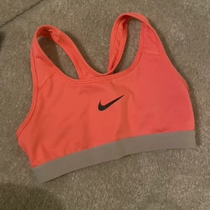 Nike sport topp - Nästan aldrig använd sport bh. Säljs pga att den inte psssar. Storlek xs 