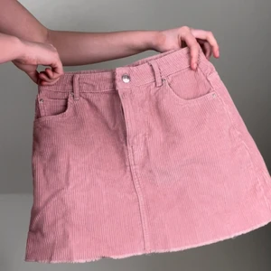 Rosa kjol - ‼️‼️🦋 lagt ut MASSA nytt så in och checka min sida🦋‼️‼️ 📦Fraktar med spårbar frakt för 66 kr, får plats med många plagg i samma paket så frakten blir samma oavsett om du köper 1 plagg eller 5📦 ❇️den 12 mars doneras ALLT till välgörenhet så passa på❇️