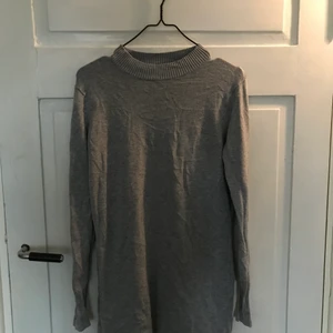 KORT stickad klänning - Säljer denna korta stickade klänningen som jag aldrig använt. Säljer pga att den är för kort för mig. KÖPAREN STÅR FÖR FRAKT 