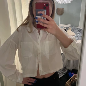Croppad vit shorta - Så fin i storlek L men den är kort och passar mig som vanligtvis har storlek S💕