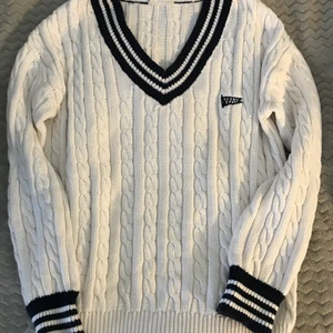 Stickad tröja!  - Super snygg stickad tröja med lite ”Brandy Melville” vibe! Den har en liten urringning och alla kanter är med en mörkblå kant! På bröstet är det något litet märke! Bra skick! Om du vill ha fler bilder eller har någon fråga är det bara att skriva!💗