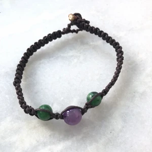 Makramé armband  - Handgjort makramé armband gjort av brun vaxad bomullstråd, Ametist och Zoisit. Alla kristaller jag säljer är äkta. ( 20 cm ) Frakt: 12kr 🦋