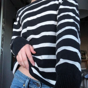 Tröja - Super fin randig tröja som är storlek S-M, inte riktigt min stil längre därför jag säljer😁💕