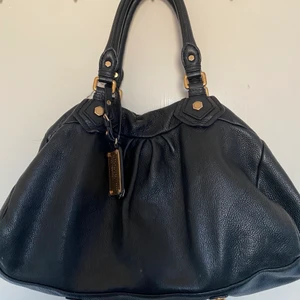 Marc Jacobs väska - Skitsnygg väska fr marc jacobs! Köpt på plick för 450. Sänker priset då den har få slitningar😘🌟 Tillkommer långt band! Osäker på fraktpriset!