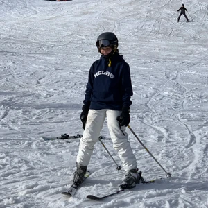 Vita skidbyxor i storlek XS - Vita skidbyxor i storlek XS med svarta hängslen som nu blivit för små för mig, Använda endast ett fåtal ggr, i fint skick. 