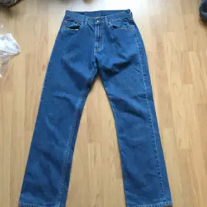 feta midrise jeans. sitter som dem populära från zara! storlek w30 l32. köparen står för frakt 💚