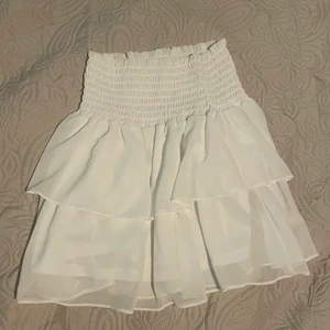 Volangkjol - Nästan helt Oanvänd vit Volangkjol från Chelsea i Göteborg!!