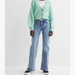 Intressekoll på flare low jeans  - Slutsålda flare low jeans , helt nya och aldrig använda alla lappar kvar❤️ går inte lägre än 300+ frakt