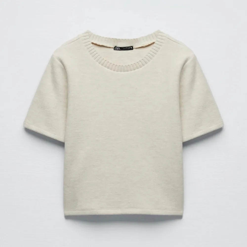 *Lånad bild av Alva Blomdahl*. Säljer denna helt slutsålda soft tröja från Zara i storlek medium! Den är helt ny, oanvänd och prislappen sitter kvar. Säljer den eftersom den inte passade mig💗. Toppar.