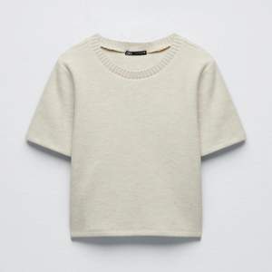 *Lånad bild av Alva Blomdahl*. Säljer denna helt slutsålda soft tröja från Zara i storlek medium! Den är helt ny, oanvänd och prislappen sitter kvar. Säljer den eftersom den inte passade mig💗